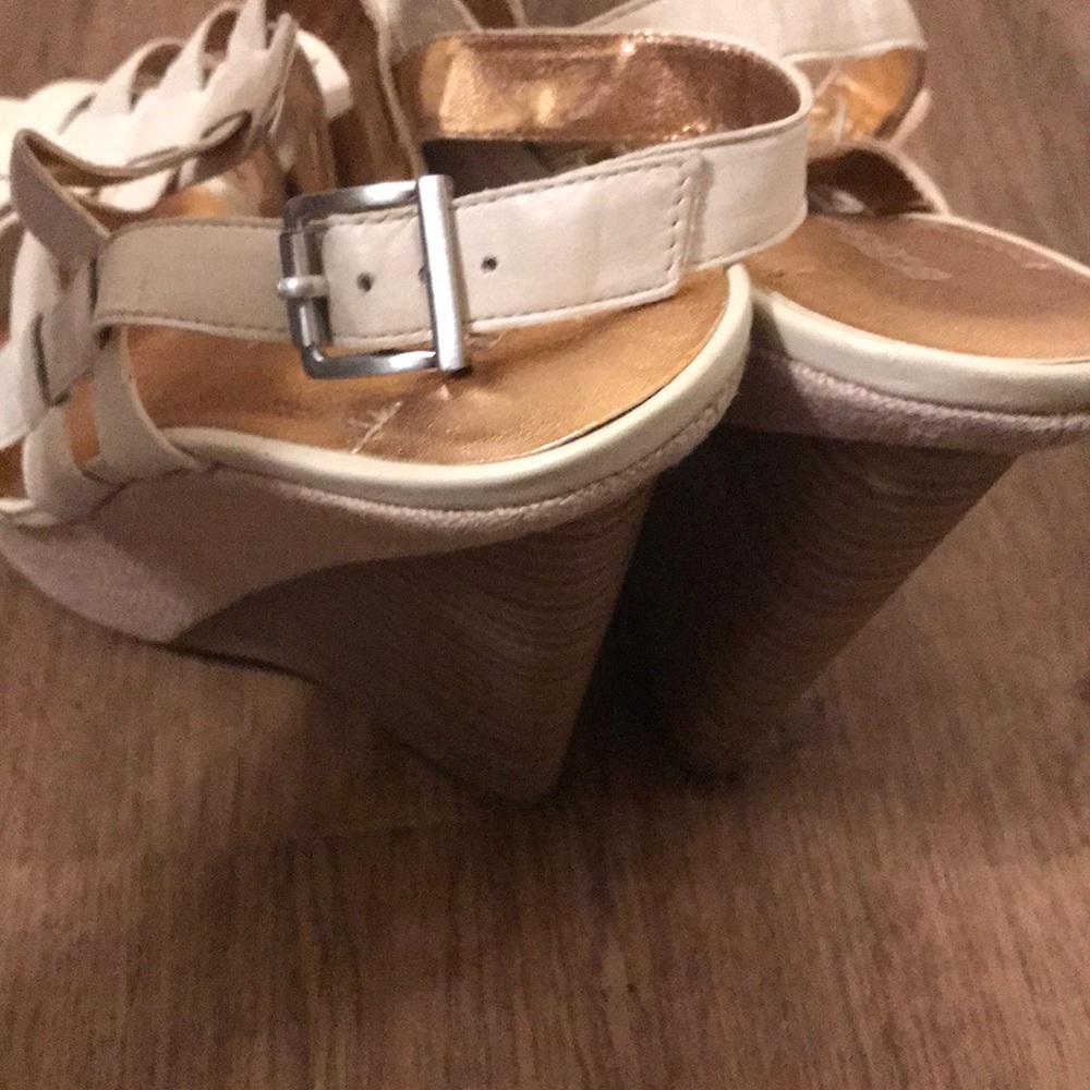 Tan BCBG shoes. - Picture 4 of 4